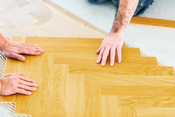 Tiro Recortado Los Trabajadores Que Instalan Suelo Parquet Roble Durante —  Fotos de Stock