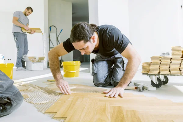 Professional Workers Installing Oak Parquet Floor Home Improvement — Stock Photo, Image