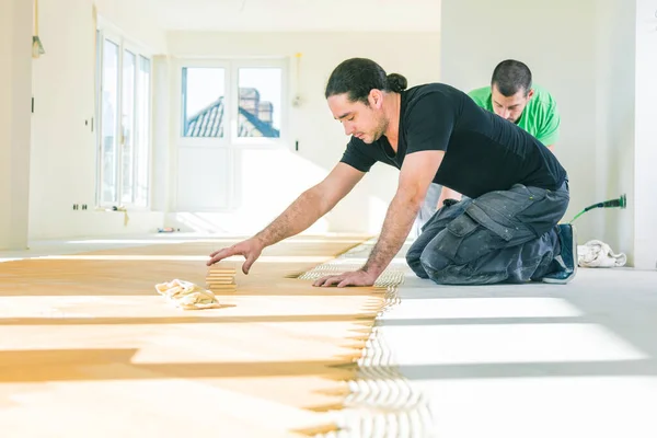 Trabalhadores Profissionais Que Instalam Piso Parquet Carvalho Durante Melhoria Casa — Fotografia de Stock