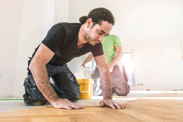 Lavoratori Professionisti Che Installano Pavimenti Parquet Quercia Durante Miglioramento Domestico — Foto Stock