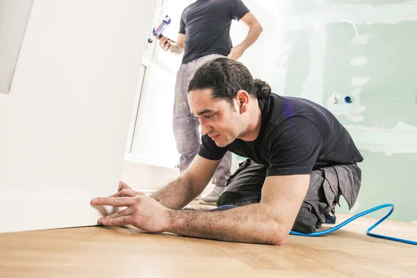 Trabalhadores Focados Instalação Piso Parquet Carvalho Durante Melhoria Casa — Fotografia de Stock