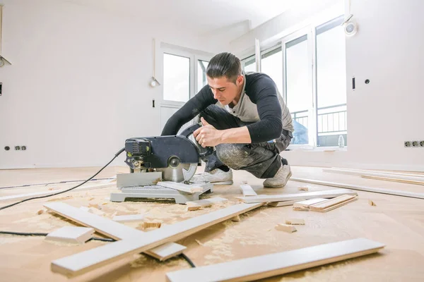 Trabalhador Masculino Instalar Piso Parquet Carvalho Durante Melhoria Casa — Fotografia de Stock