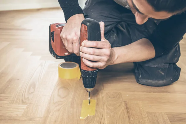 Tiro Cortado Homem Instalar Piso Parquet Carvalho Durante Melhoria Casa — Fotografia de Stock