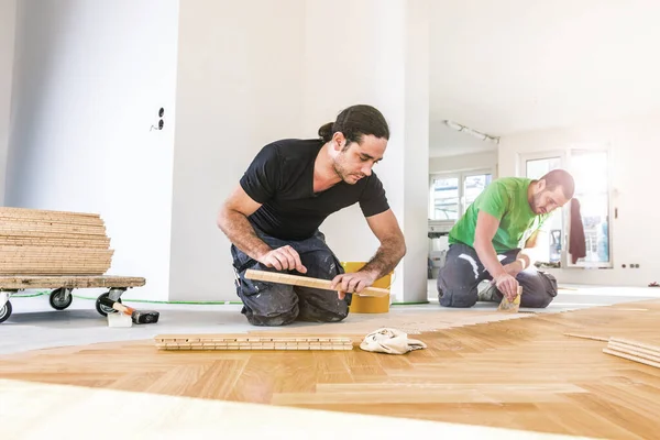 Homens Instalando Piso Parquet Carvalho Durante Melhoria Casa — Fotografia de Stock