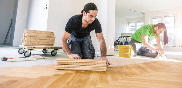 Bricoleurs Installation Parquet Chêne Pendant Amélioration Maison — Photo