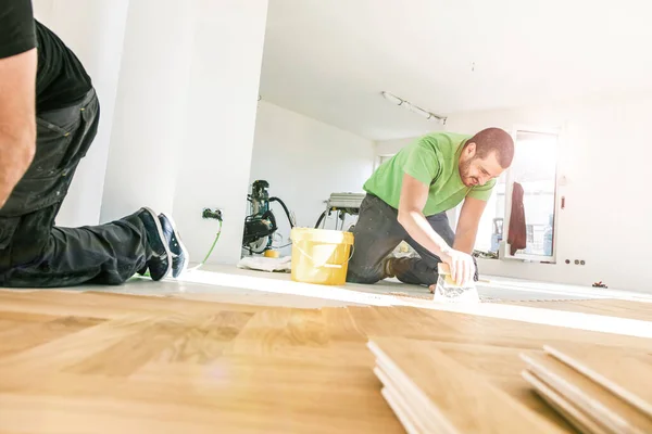 Manitas Instalación Suelo Parquet Roble Durante Mejora Del Hogar —  Fotos de Stock