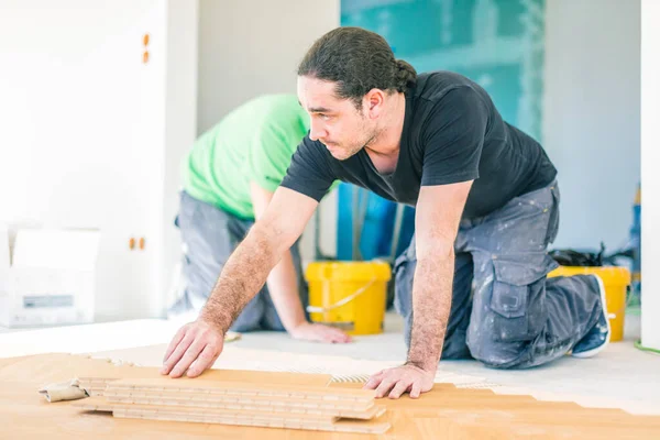 Young Male Workers Installing Oak Parquet Floor Home Improvement — Stock Photo, Image