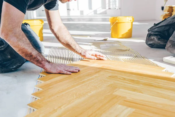 Tiro Recortado Los Trabajadores Que Instalan Suelo Parquet Roble Durante —  Fotos de Stock