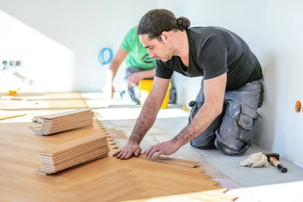 Giovani Lavoratori Sesso Maschile Che Installano Pavimenti Parquet Quercia Durante — Foto Stock