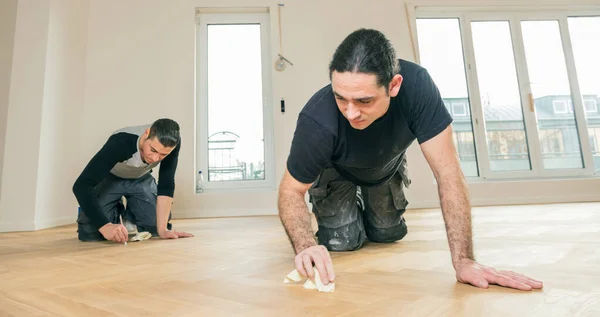 Travailleurs Masculins Vernissage Parquet Chêne Pendant Amélioration Maison — Photo