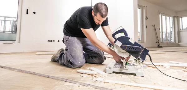 Homem Instalando Piso Parquet Carvalho Conceito Melhoria Casa — Fotografia de Stock