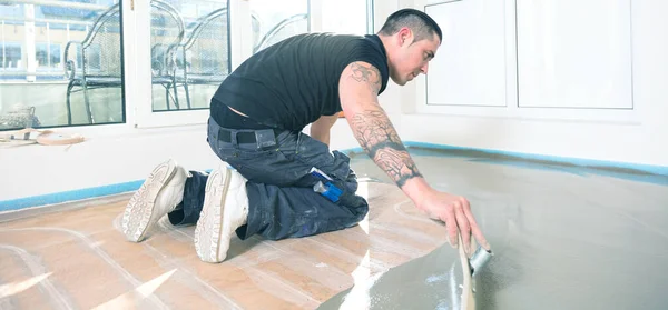 Mens Werkend Met Zelfnivellerende Cement Mortel Tijdens Vloerbedekking — Stockfoto