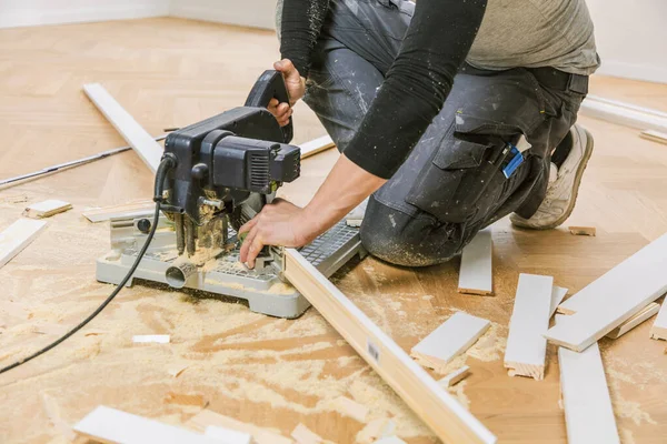 Oříznutý Záběr Muže Instalujícího Dubovou Podlahu Během Vylepšování Domova — Stock fotografie