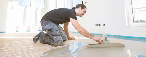 Homem Durante Revestimento Piso Trabalhando Com Argamassa Cimento Auto Nivelamento — Fotografia de Stock