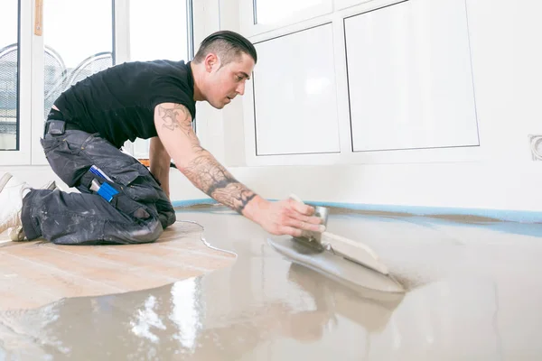 Homem Durante Revestimento Piso Trabalhando Com Argamassa Cimento Auto Nivelamento — Fotografia de Stock