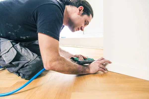 Trabalhador Masculino Envernizando Piso Parquet Carvalho Durante Melhoria Casa — Fotografia de Stock