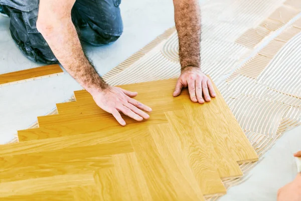 Recortado Tiro Trabajador Barnizado Suelo Parquet Roble Durante Mejora Del —  Fotos de Stock