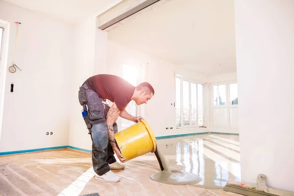 Homem Durante Revestimento Piso Trabalhando Com Argamassa Cimento Auto Nivelamento — Fotografia de Stock