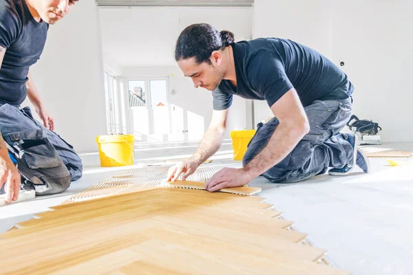 Vista Lateral Dos Trabalhadores Instalação Piso Parquet Carvalho Durante Melhoria — Fotografia de Stock