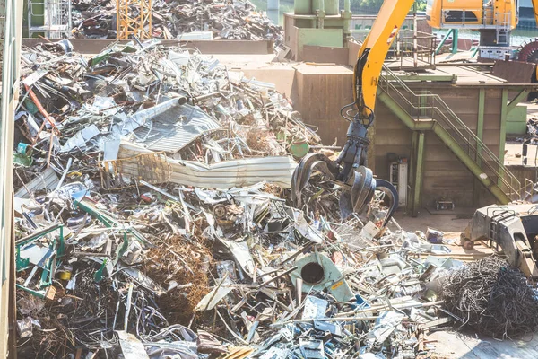 Altmetallhaufen Und Geräte Zum Recyceln — Stockfoto