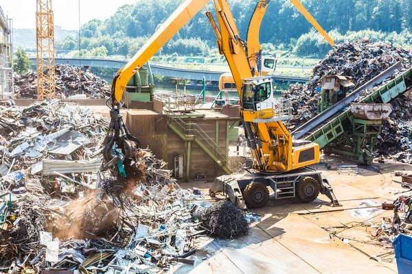 Kupie Stare Metalu Urządzenia Recyklingu — Zdjęcie stockowe