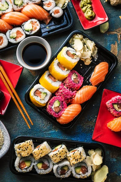 Bovenaanzicht Van Gastronomische Traditionele Sushi Set Met Gember Eetstokjes Sojasaus — Stockfoto