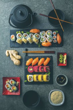 Zencefil, çubuk, wasabi ve soya soslu lezzetli suşi seti.