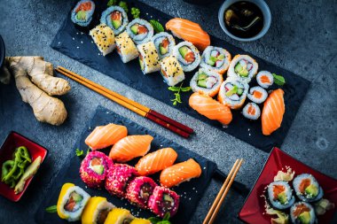 Zencefil, wasabi, soya sosu ve çubuklu lezzetli suşi seti. 