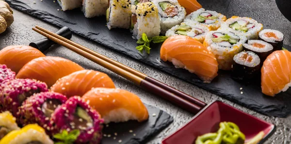 Vista Close Delicioso Sushi Definido Tábuas Ardósia Pauzinhos — Fotografia de Stock