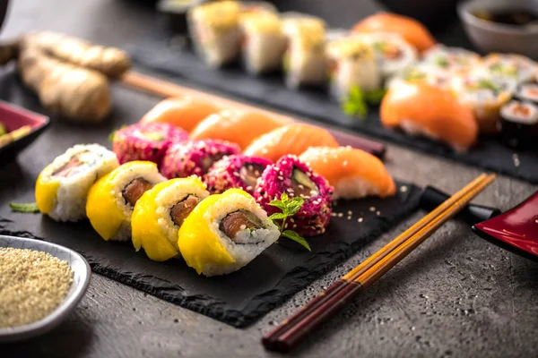 Közeli Kilátás Ízletes Sushi Szett Evőpálcikák — Stock Fotó