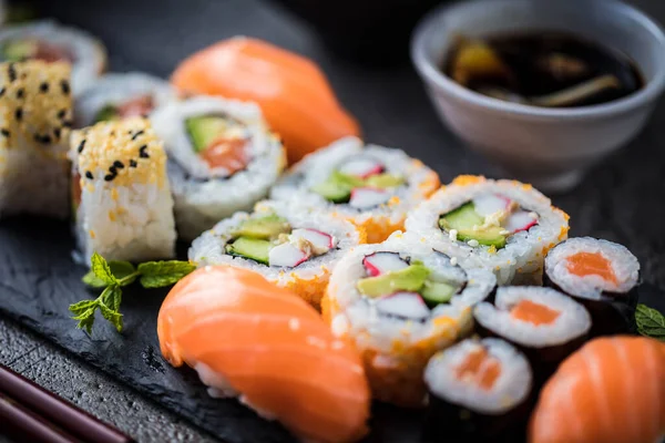 Vista Cerca Del Delicioso Sushi Establecido Pizarra —  Fotos de Stock