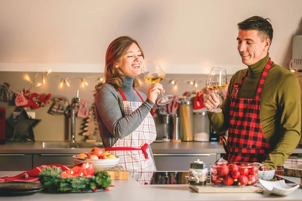 Счастливая Пара Празднует Рождество Кухне Пить Вино — стоковое фото