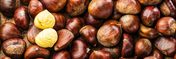 Primo Piano Vista Castagne Arrosto Vecchio Tavolo Legno — Foto Stock