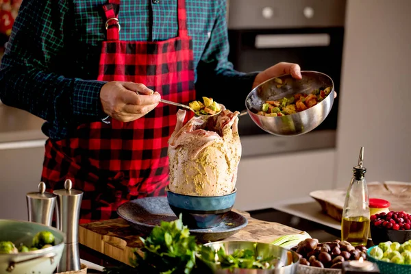 Обрезанный Снимок Человека Готовящего Вкусную Еду Домашней Кухне Рождество — стоковое фото