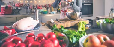 Mutfakta yemek pişirirken çekilmiş bir fotoğraf. Noel için sağlıklı yiyecek (doldurulmuş ördek veya kaz)) 