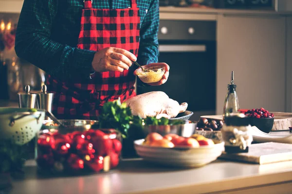 Обрезанный Снимок Человека Готовящего Вкусную Еду Домашней Кухне Рождество — стоковое фото