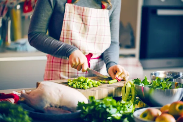 Bijgesneden Schot Van Jonge Vrouw Schort Koken Gevulde Eend Keuken — Stockfoto