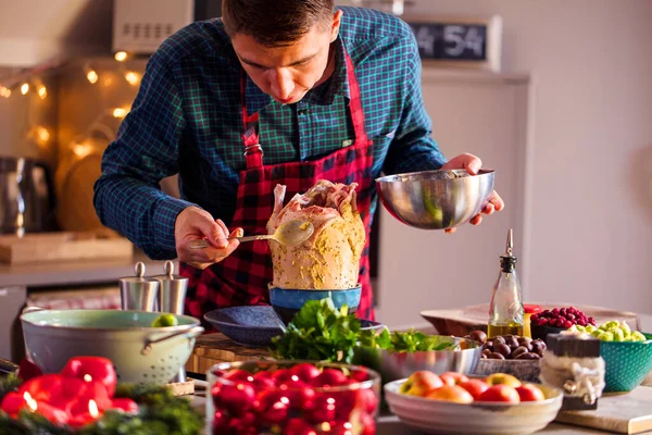 Молодой Человек Готовит Вкусную Здоровую Пищу Домашней Кухне Рождество — стоковое фото