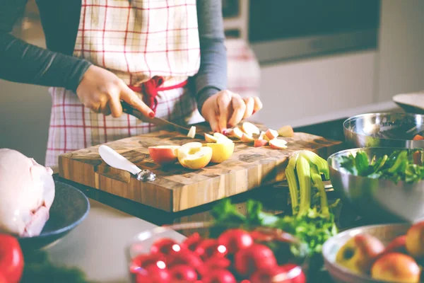 Bijgesneden Schot Van Jonge Vrouw Koken Gevulde Eend Keuken — Stockfoto