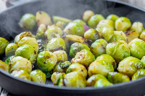 Close View Roasted Brussels Sprouts Frying Pan Table — Stock Photo, Image