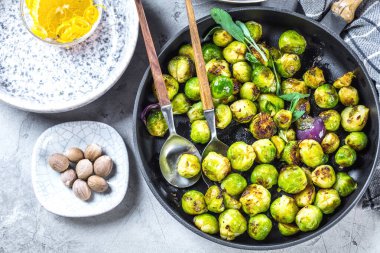 Kızarmış Brüksel lahanası ve kızarmış tavanın en üst görüntüsü.