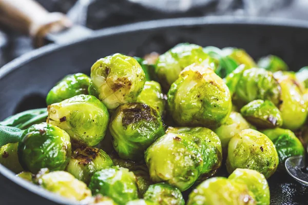 Närbild Läckra Friterade Brysselkål Pan Bordet — Stockfoto