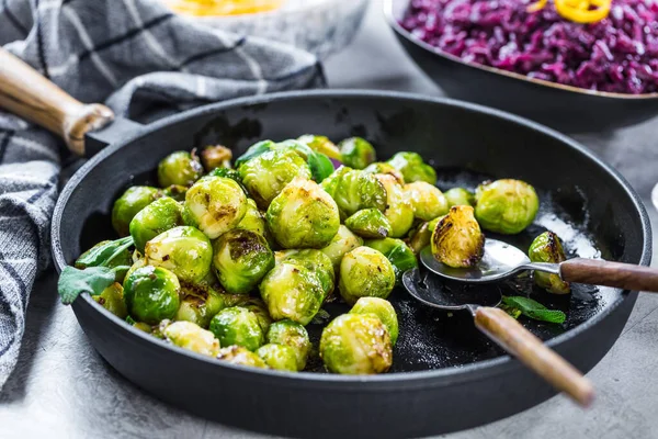 Närbild Läckra Rostade Brysselkål Stekpanna Bordet — Stockfoto