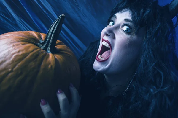 Aufgeregte Junge Hexe Mit Kürbis Halloween Konzept — Stockfoto