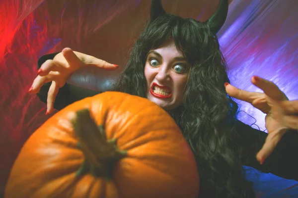 Junge Frau Halloween Kostüm Posiert Mit Kürbis — Stockfoto