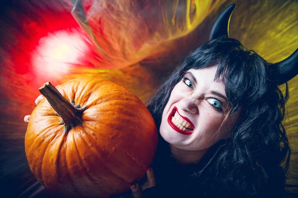 Eccitato Giovane Strega Posa Con Zucca Guardando Fotocamera Concetto Halloween — Foto Stock