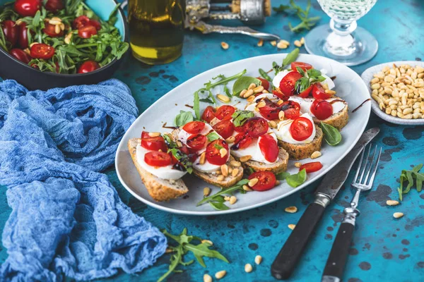 Vista Cerca Tradicional Bruschetta Italiana Con Tomates Cherry Rúcula Mozzarella — Foto de Stock