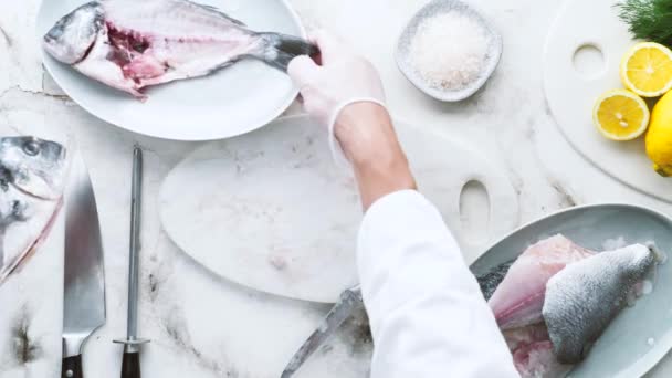 Bijgesneden Shot Van Chef Kok Dragen Handschoenen Koken Heerlijke Vis — Stockvideo