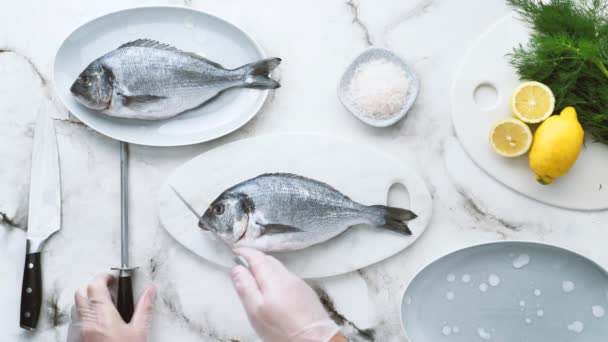 Κομμένο Πλάνο Του Σεφ Φορώντας Γάντια Και Μαγείρεμα Νόστιμα Ψάρια — Αρχείο Βίντεο