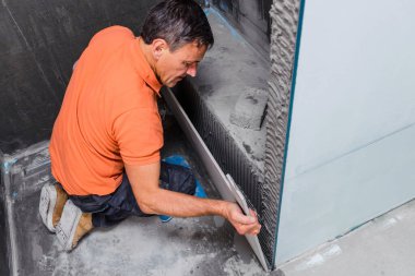 Fayans döşeyen adam. ev dekorasyonu.